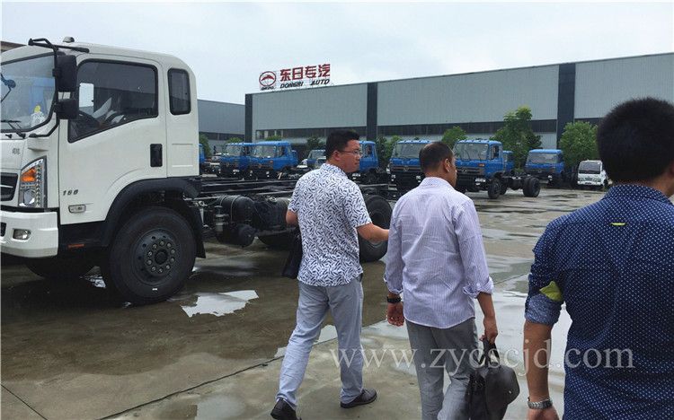 外國朋友參觀消防車廠家 外國朋友參觀消防車廠家