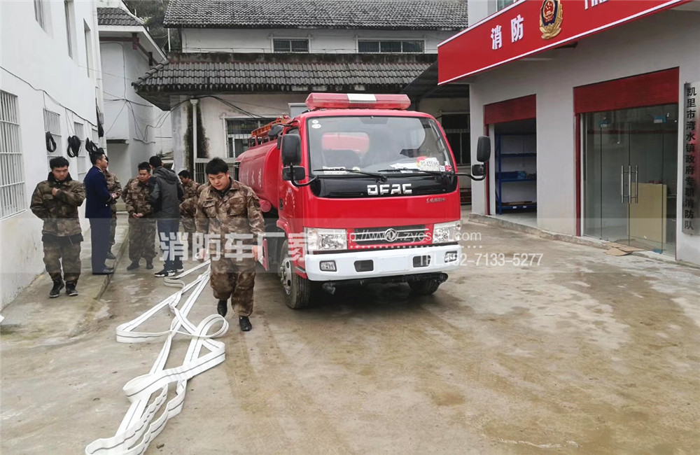東風(fēng)5噸消防灑水車(chē)操作演練 東風(fēng)5噸消防灑水車(chē)操作演練
