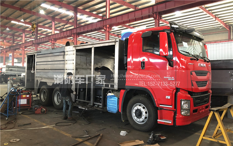 五十鈴泡沫干粉聯(lián)用消防車生產(chǎn)現(xiàn)場 五十鈴泡沫干粉聯(lián)用消防車生產(chǎn)現(xiàn)場