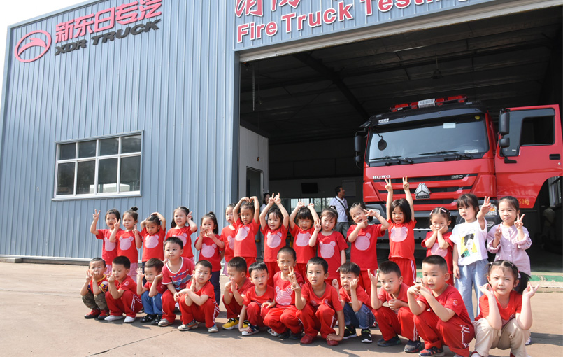 小朋友和消防車合影 小朋友和消防車合影